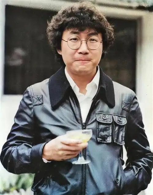 年轻时的许冠文而老三许冠英因为法语突出,被法国新闻社录取,过上了