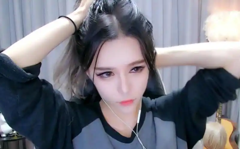 20200419女装大佬小银酱斗鱼直播录屏像混血一般美男孩子太美让人忽略