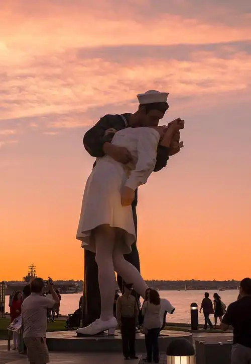 博物馆时,在航母一侧欣赏到具有二战胜利时的著名雕塑,名为胜利之吻