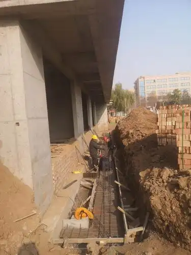 5号宿舍楼一层阳台条基钢筋绑扎