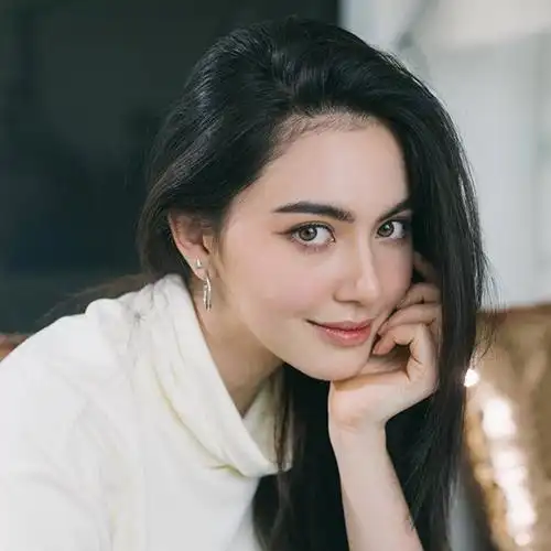 1992年5月16日出生于泰国曼谷,金牛座,身高173cm,泰国演员,模特