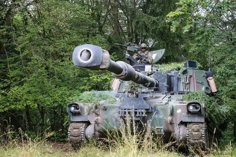 美军m109a6自行榴弹炮进行训练射程不及plz05自行火炮
