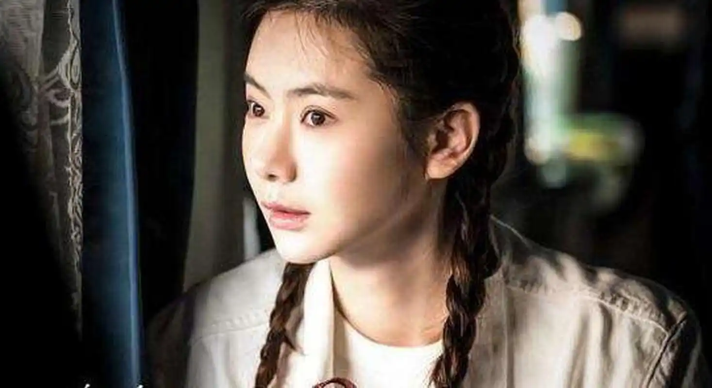 戚薇接受采访直言《北京女子图鉴》剧中的人物与自己相似,并直言欲望