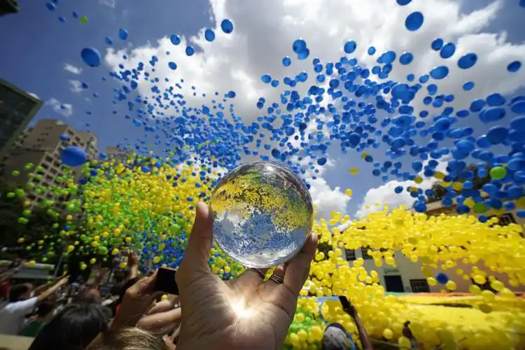 放飞气球迎新年(2)