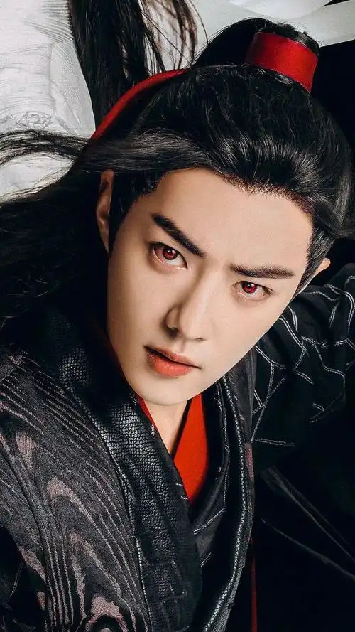 改编自大型玄幻小说《魔道祖师》,剧中夷陵老祖魏无羡由肖战饰演