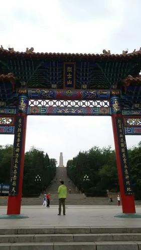 烈士山.想起以前学校年年有登山比赛.