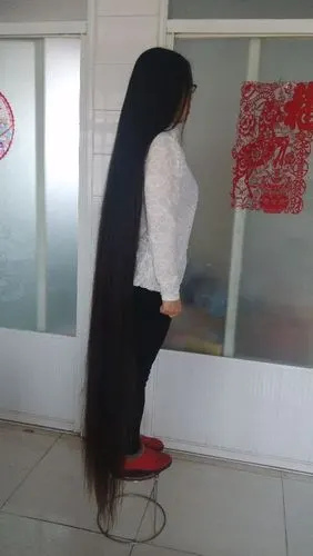 长发拖地的年轻妈妈