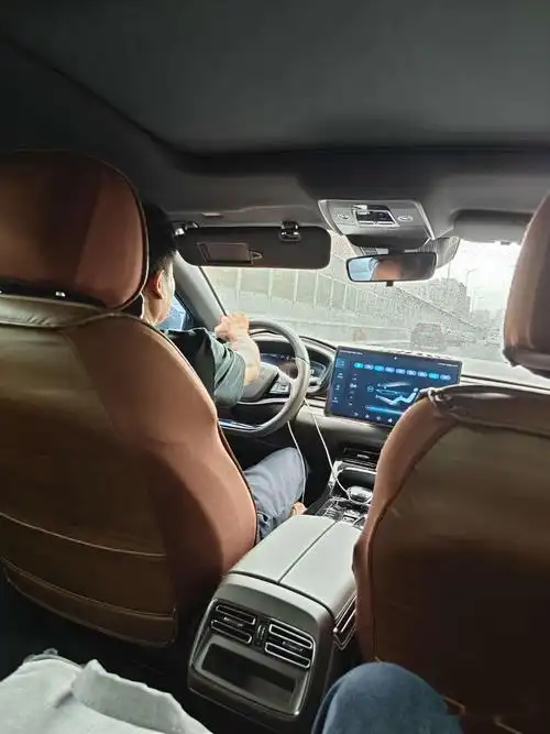 之前一直听讲,比亚迪汉的后排很舒服,今天终于打车打到了一辆,上车