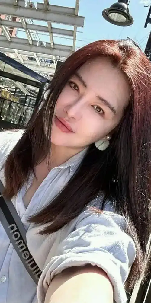 57岁王祖贤近照曝光,穿着宽松身材疑走样?