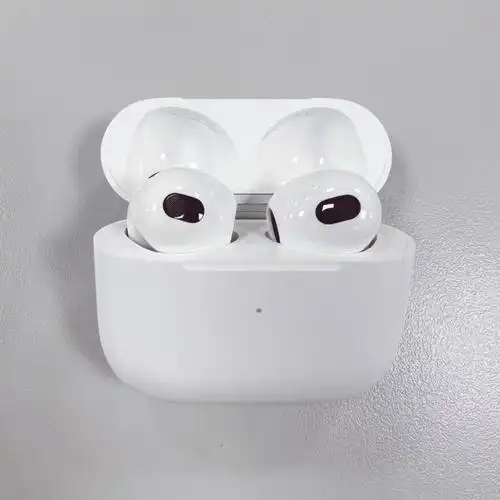 和其他耳机相比,这款苹果耳机采用自研芯片,能更加好的控制自己想要的