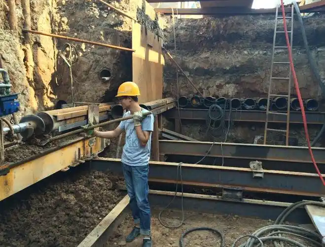 本工程采取螺旋出土带锁扣一次性跟管顶进施工工艺,管棚采用Φ273