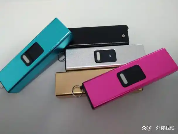 电棍是民用防身器材,它被设计成棍状,类似于电筒.