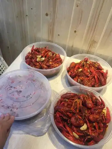 大中午的,打包了几份龙虾,是不是很拉仇恨