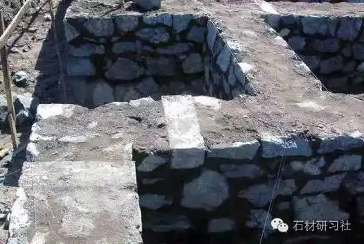 每个楼层砌体的最上一皮,宜选用较大的毛石砌筑.