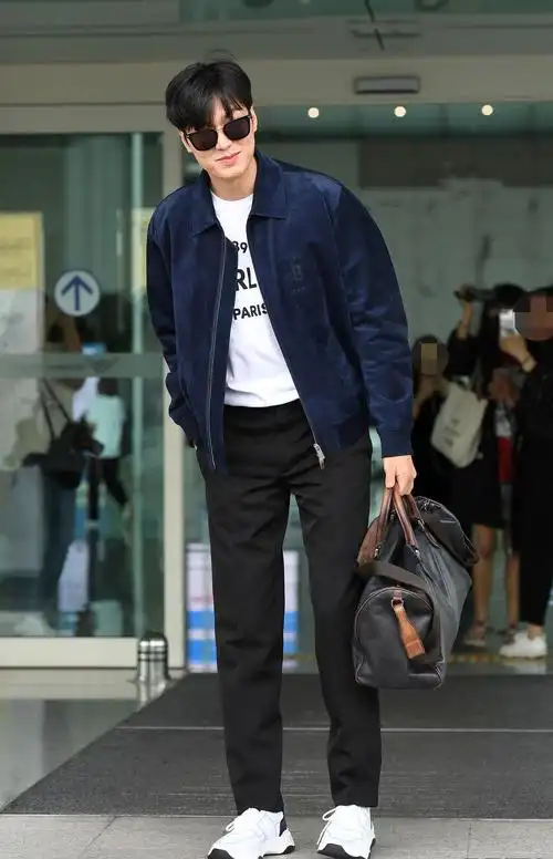 李敏镐退伍后首次公开行程,仁川机场里耀眼的一道光,瞩目的机场时尚
