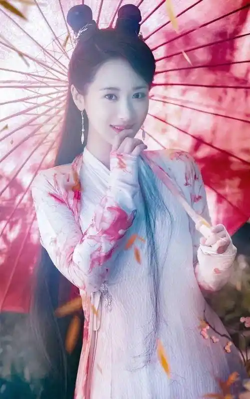 这不,杨紫的《天乩之白蛇传说》正在热播,虽然这一版的"白娘子"和经典