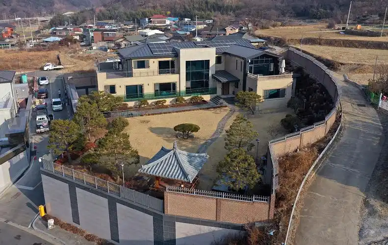 朴槿惠养老别墅引韩国人围观当地警方出动巡逻警车缓解交通压力