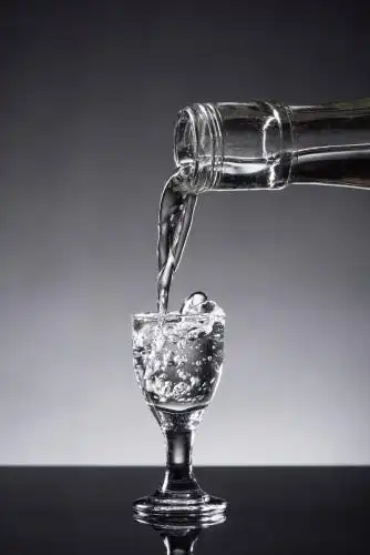 白酒倒酒喝酒 白酒