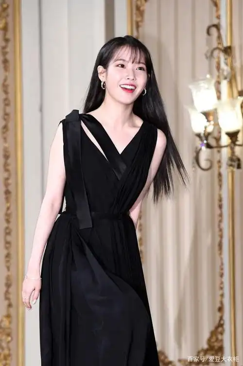 iu李知恩身穿黑色长裙好似黑色精灵让吕珍九想挽着胳膊