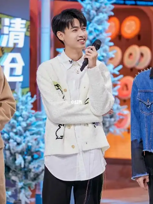 腹肌开瓶盖  #秦霄贤  #德云社秦霄贤  #瑜念旋  #粉丝的福利