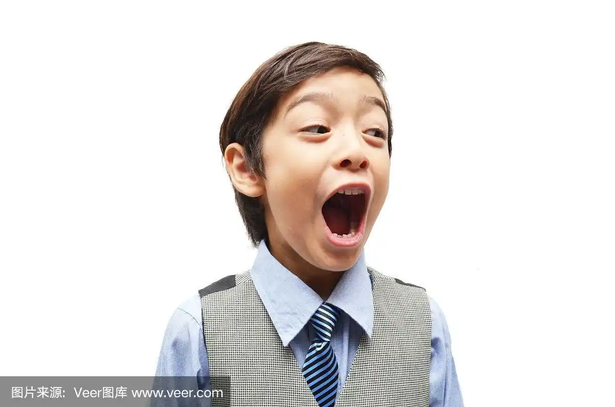 小男孩张大了嘴巴惊讶的脸在白色的背景