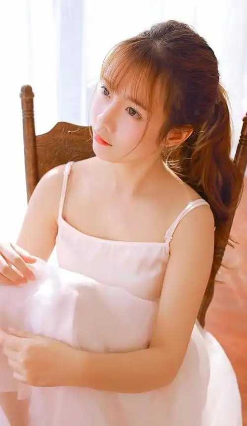 清纯粉嫩美女香肩白纱吊带裙甜美迷人写真