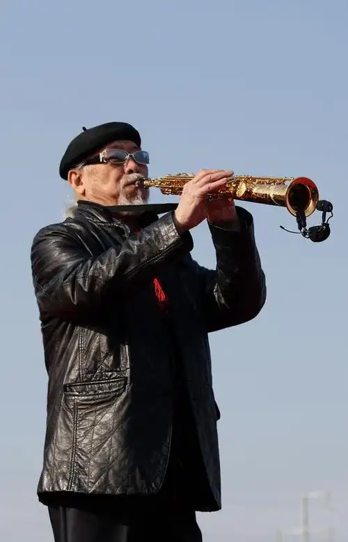 抓拍萨克斯演奏家"老树皮"——范圣琦