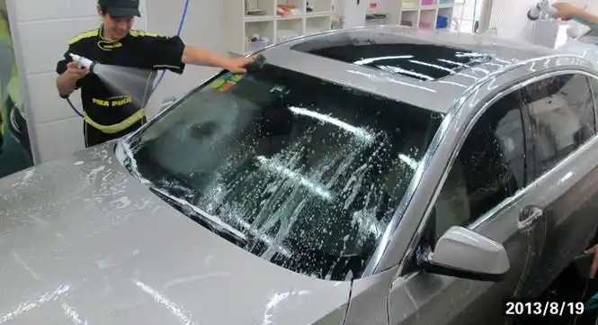 p>汽车漆面镀膜就是在汽车漆面上涂上一层薄膜,目的是保护汽车漆面的