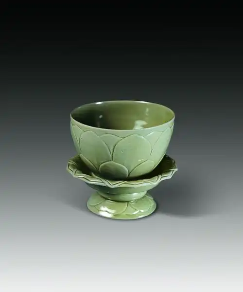 五代秘色瓷莲花碗
