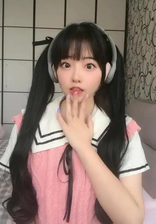 而不是顶着一张拥有双下巴的脸去拍摄霸道总裁爱上我的玛丽苏小短剧