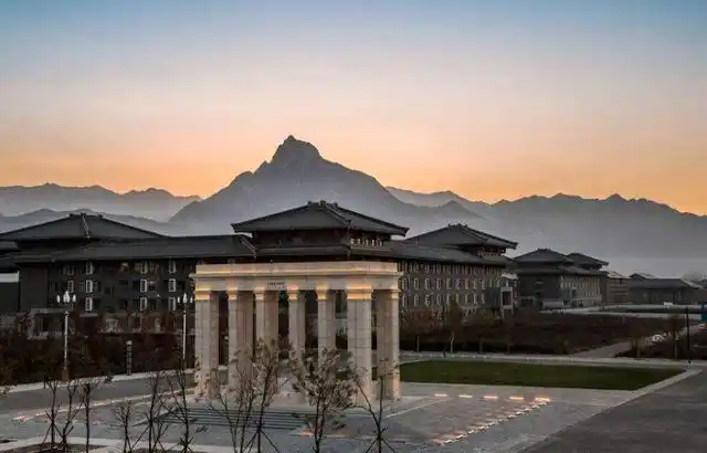 在西安生活的很多兄弟姐妹可能都听说过关于西安美院的传闻,传言西安