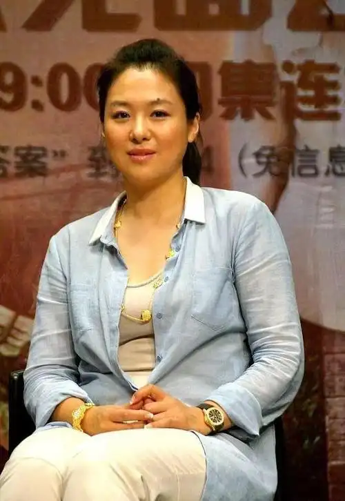 沈傲君目测150斤穿薄褂坐姿乖巧肚子游泳圈抢镜气质却很好