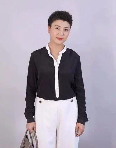 闫学晶素颜状态很好,但她不装嫩也没修图,已经穿老年装了!