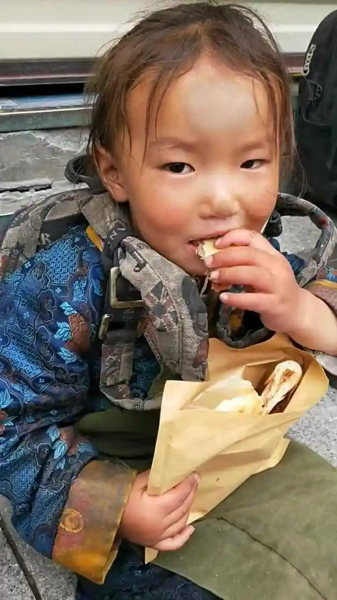 这个小女孩非常可怜没想到她已经一年没有洗澡了