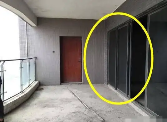 施工时,只需要将阳台和客厅两边的墙打掉就好.