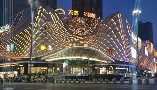 从三盛·璞悦湾出发,步行约1公里,就是涵江人最熟悉的水韵城天虹购物