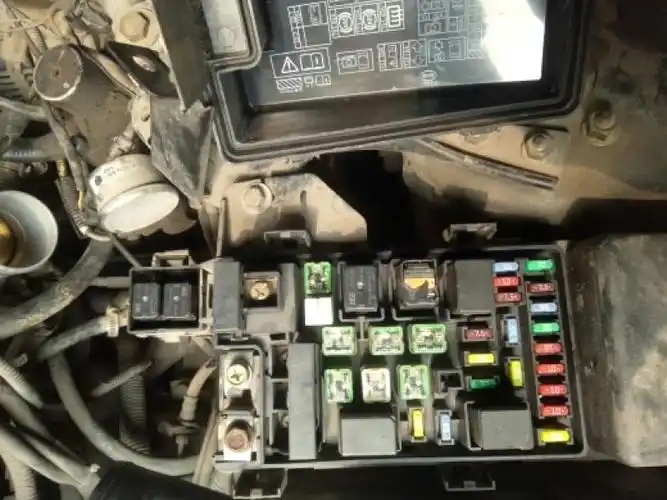 比亚迪f6油泵继电器在哪