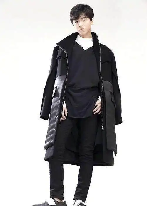 同样是一身黑装,王俊凯和吴磊差距太大,你更喜欢谁呢?