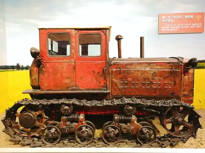 1958年7月新中国第一台东方红拖拉机生产成功