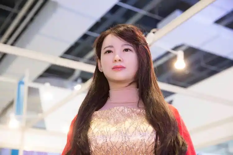 美女机器人亮相上交会 初步具备人机对话理解(4)