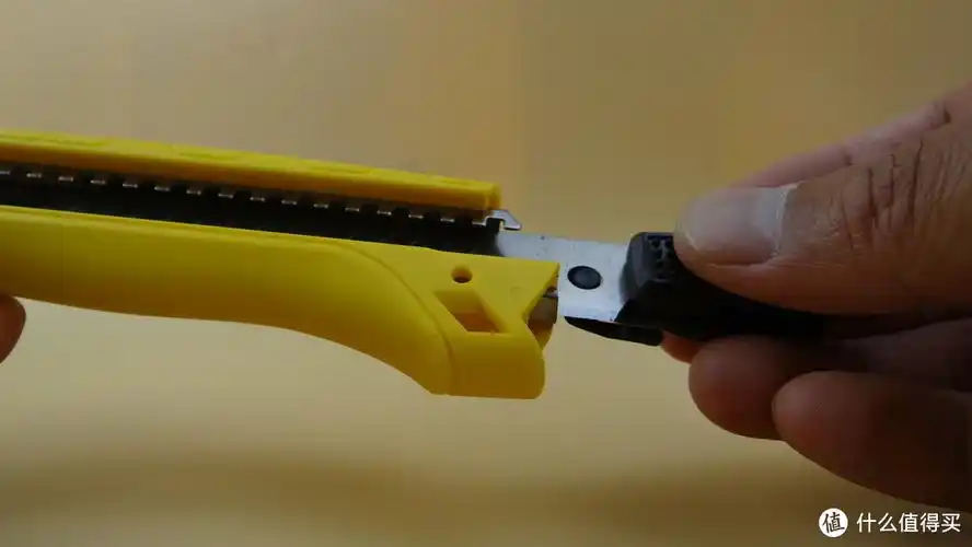 试试美工刀更换刀片是否方便,总共费分四步:第一步,先拔下美工刀尾部