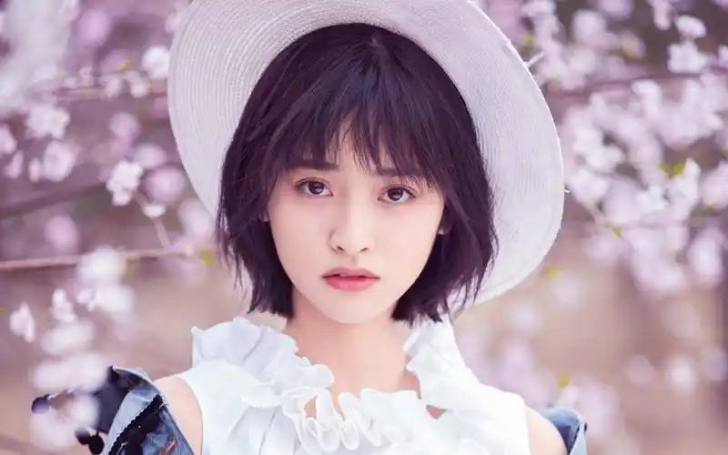 沈月清爽甜美户外写真图片桌面壁纸