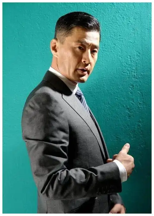 他饰演了很多反派,如今很少出演影视剧,却在另一个领域红得发紫