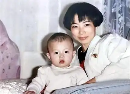 仲小萍与火风离婚后30年坚持不嫁陪伴儿子今儿子成她心病