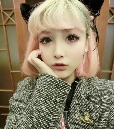 发型热点 > 非主流可爱发型 >  2017年短发非主流美女图片库中有几款