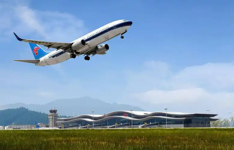 在十堰武当山机场安排一架飞机过夜,并优化调整十堰—武汉航班时刻,将