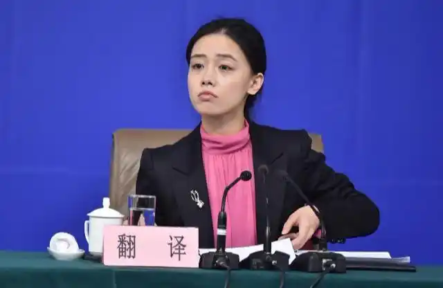 原创 她是外交部最年轻女翻译,读书一路当班花,网友夸赞:呆萌女神