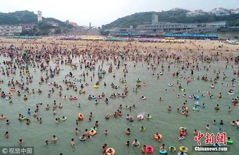 全国多地持续高温 海边泳池开启"人从众"模式