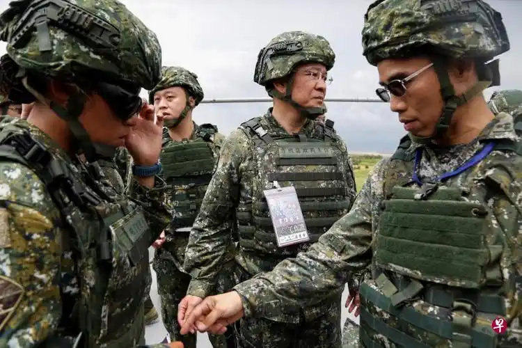 今年7月16日台军"汉光"演习期间,在台中演练反登陆实弹射击的台湾军人