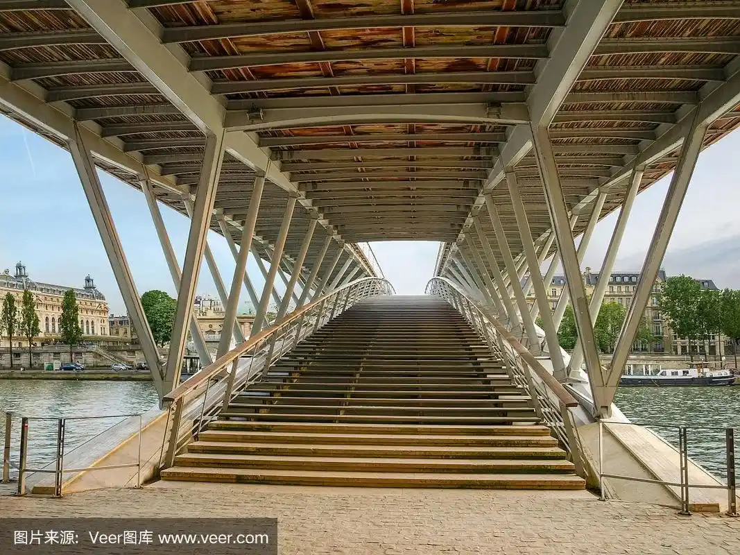 巴黎塞纳河上的人行桥